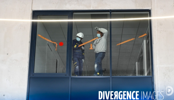 Maçon. Construction accélérée du service de réanimation de l hôpital Henri Mondor. Confinement 23ème jour.