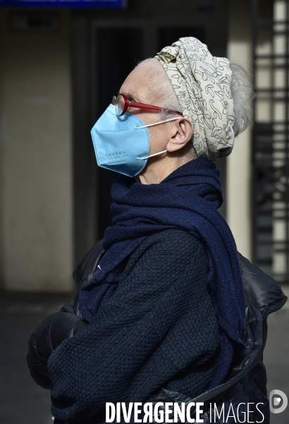 Les parisiens en sortie pendant le confinement Covid-19. The Covid-19 Coronavirus containment.