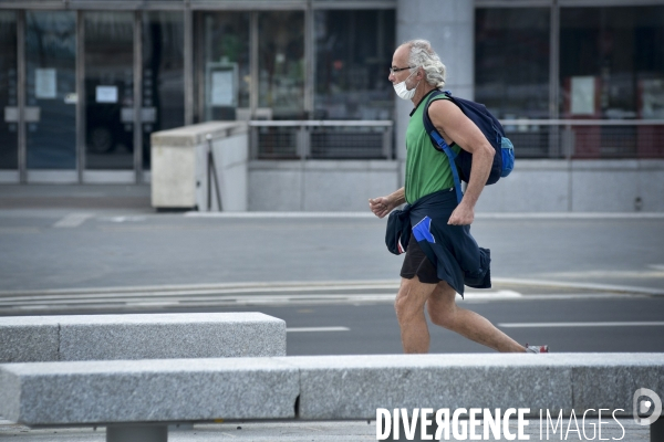 Jogging interdit en journée, place aux autres pratiques sportives, pendant le confinement Covid-19. Jogging prohibited during the day, make way for other sports, during the Covid-19 confinement.