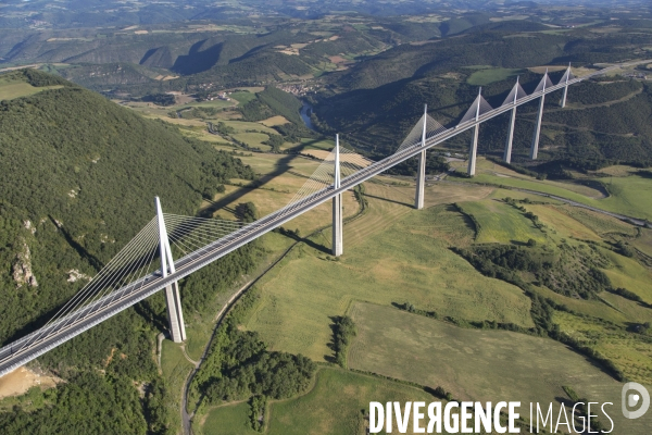 Vue aérienne du pont de Millau