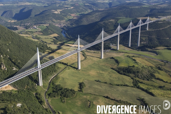 Vue aérienne du pont de Millau