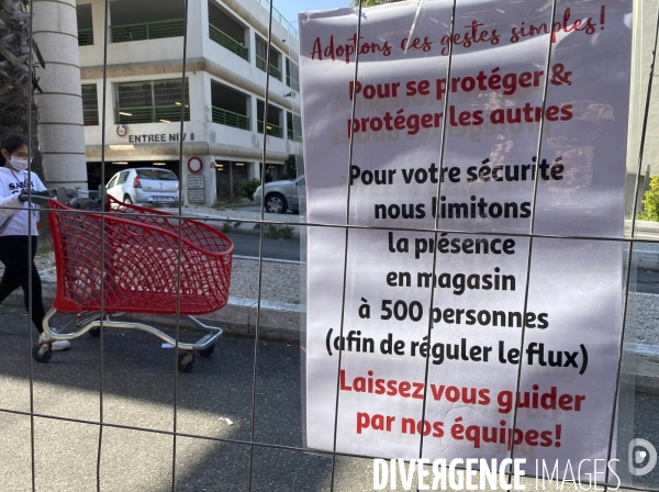 Hypermarché sous confinement à Marseille