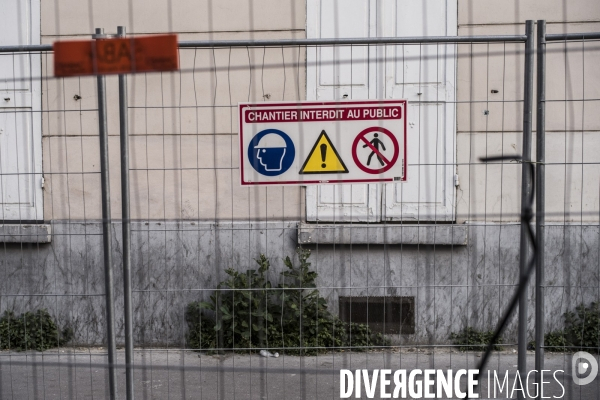 Detail du quotidien parisien vide sous confinement covid19.
