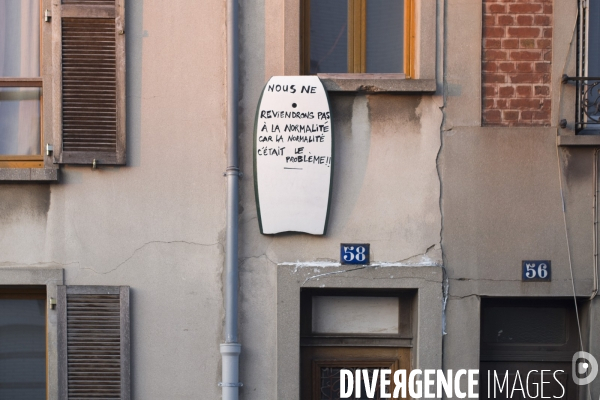 Detail du quotidien parisien vide sous confinement covid19.