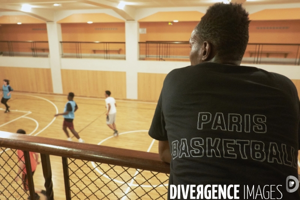 Entrainement de basket entre bénévoles de l association Kabubu et réfugiés. Eglise américaine de Paris.