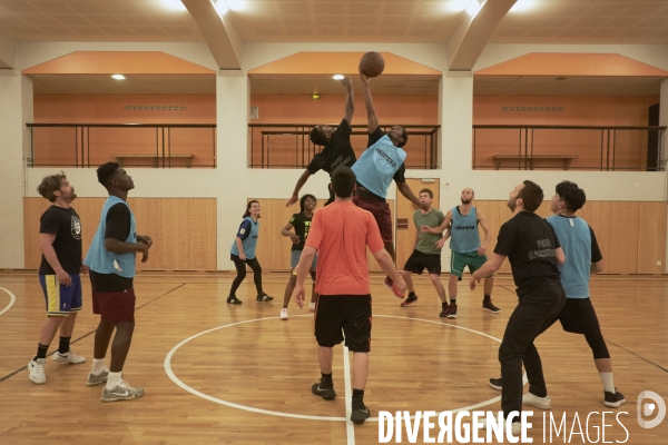 Entrainement de basket entre bénévoles de l association Kabubu et réfugiés. Eglise américaine de Paris.