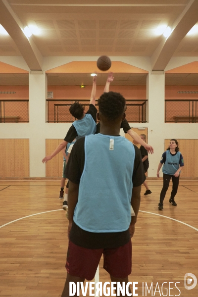 Entrainement de basket entre bénévoles de l association Kabubu et réfugiés. Eglise américaine de Paris.