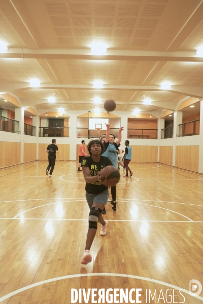 Entrainement de basket entre bénévoles de l association Kabubu et réfugiés. Eglise américaine de Paris.