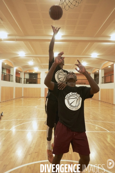 Entrainement de basket entre bénévoles de l association Kabubu et réfugiés. Eglise américaine de Paris.