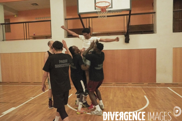 Entrainement de basket entre bénévoles de l association Kabubu et réfugiés. Eglise américaine de Paris.