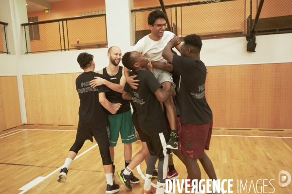 Entrainement de basket entre bénévoles de l association Kabubu et réfugiés. Eglise américaine de Paris.