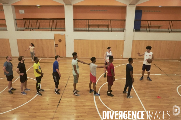 Entrainement de basket entre bénévoles de l association Kabubu et réfugiés. Eglise américaine de Paris.