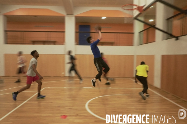 Entrainement de basket entre bénévoles de l association Kabubu et réfugiés. Eglise américaine de Paris.