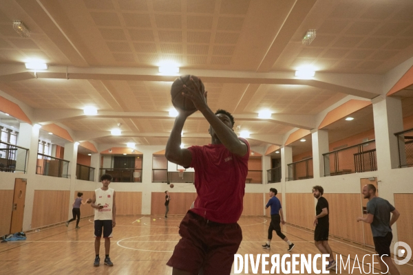 Entrainement de basket entre bénévoles de l association Kabubu et réfugiés. Eglise américaine de Paris.