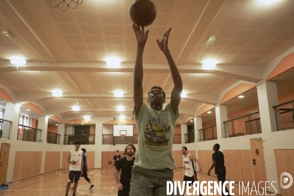 Entrainement de basket entre bénévoles de l association Kabubu et réfugiés. Eglise américaine de Paris.