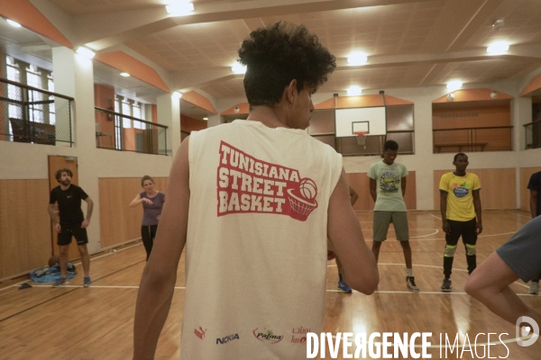 Entrainement de basket entre bénévoles de l association Kabubu et réfugiés. Eglise américaine de Paris.