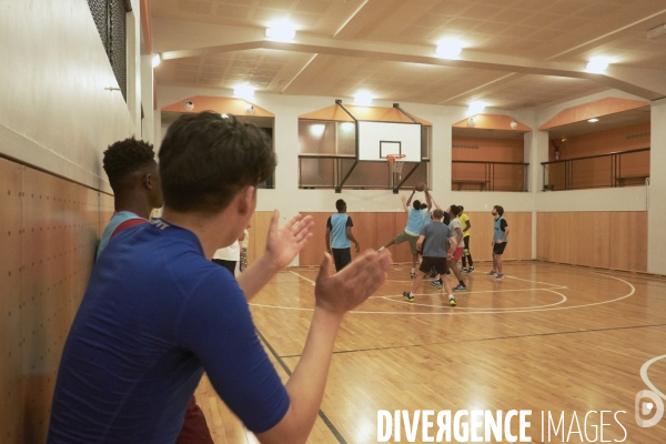 Entrainement de basket entre bénévoles de l association Kabubu et réfugiés. Eglise américaine de Paris.