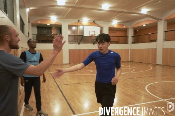 Entrainement de basket entre bénévoles de l association Kabubu et réfugiés. Eglise américaine de Paris.