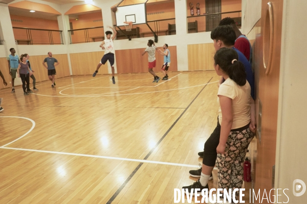 Entrainement de basket entre bénévoles de l association Kabubu et réfugiés. Eglise américaine de Paris.