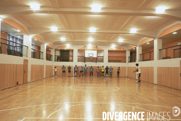 Entrainement de basket entre bénévoles de l association Kabubu et réfugiés. Eglise américaine de Paris.