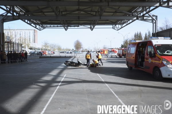 Prévention routière, accidents de scooter, mise en scène par les pompiers devant une classe de collègiens