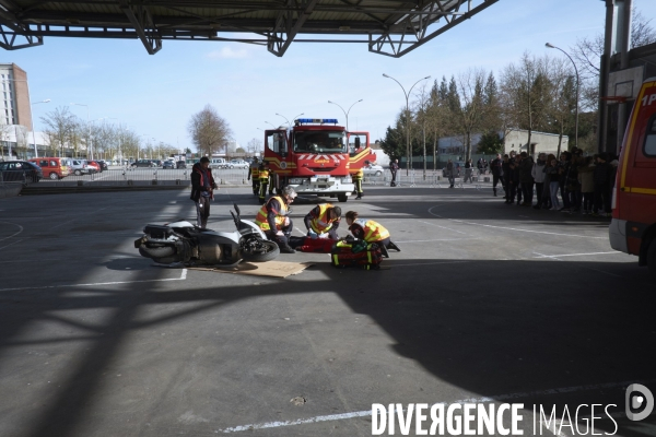 Prévention routière, accidents de scooter, mise en scène par les pompiers devant une classe de collègiens