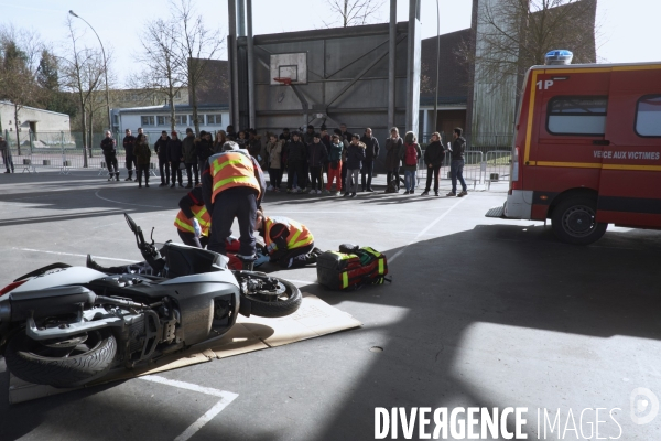 Prévention routière, accidents de scooter, mise en scène par les pompiers devant une classe de collègiens