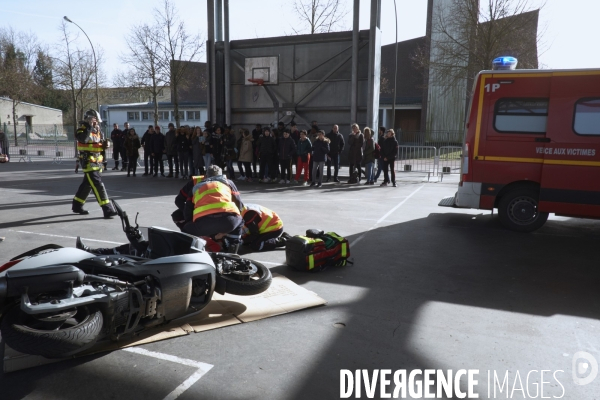 Prévention routière, accidents de scooter, mise en scène par les pompiers devant une classe de collègiens