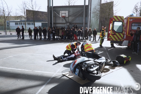 Prévention routière, accidents de scooter, mise en scène par les pompiers devant une classe de collègiens