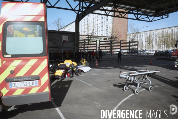 Prévention routière, accidents de scooter, mise en scène par les pompiers devant une classe de collègiens