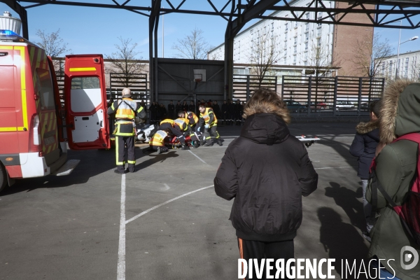 Prévention routière, accidents de scooter, mise en scène par les pompiers devant une classe de collègiens