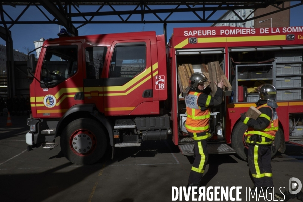 Prévention routière, accidents de scooter, mise en scène par les pompiers devant une classe de collègiens