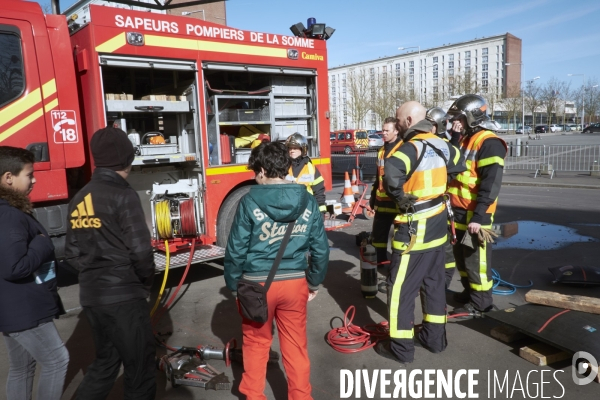 Prévention routière, accidents de scooter, mise en scène par les pompiers devant une classe de collègiens