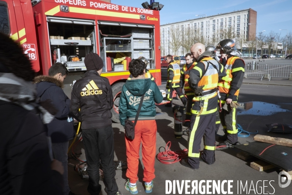 Prévention routière, accidents de scooter, mise en scène par les pompiers devant une classe de collègiens