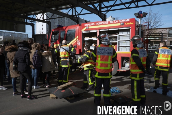 Prévention routière, accidents de scooter, mise en scène par les pompiers devant une classe de collègiens