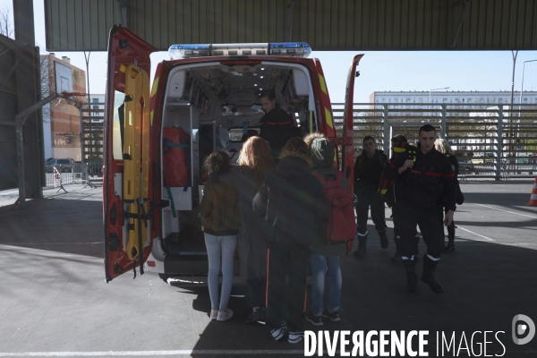 Prévention routière, accidents de scooter, mise en scène par les pompiers devant une classe de collègiens