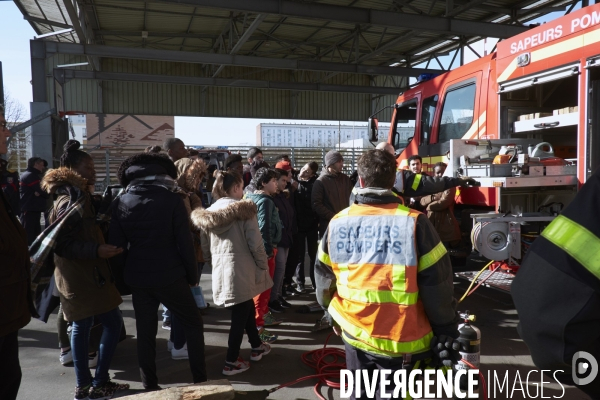 Prévention routière, accidents de scooter, mise en scène par les pompiers devant une classe de collègiens