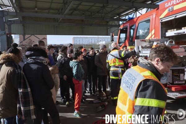 Prévention routière, accidents de scooter, mise en scène par les pompiers devant une classe de collègiens