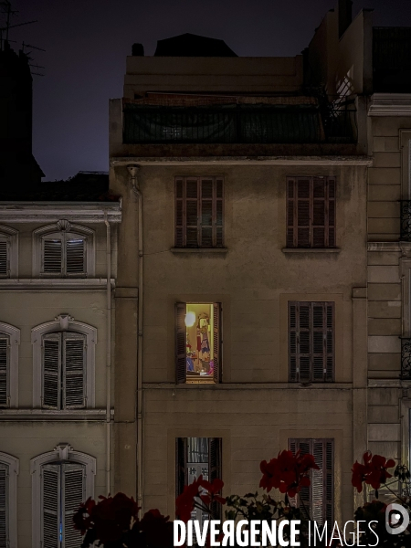 Fenêtre sur cour  vue sur mes voisins sous confinement.