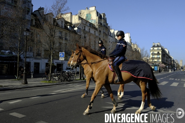 Les Parisiens durant le confinement pendant le Coronavirus Covid -19. Confined Parisians living during the Coronavirus Covid-19.