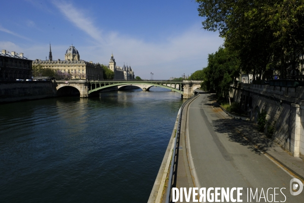 Paris désert pendant la pandémie du coronavirus Covid-19. Deserted Paris during the coronavirus (Covid-19) .