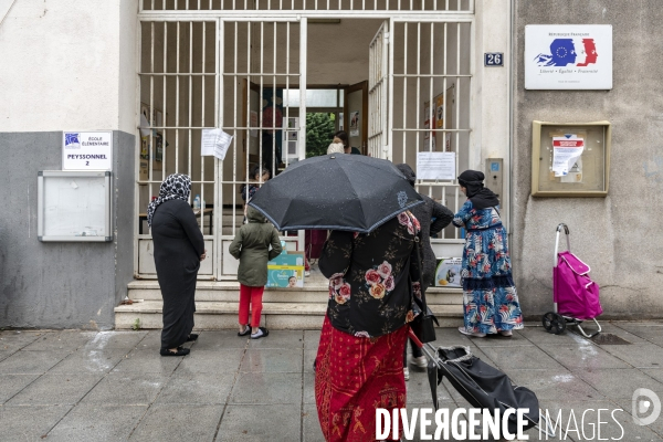 Distribution alimentaire pour les familles en grande précarité Ecole élémentaire Peyssonnel 2 à Marseille