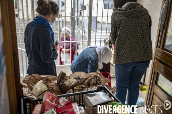 Distribution alimentaire pour les familles en grande précarité Ecole élémentaire Peyssonnel 2 à Marseille