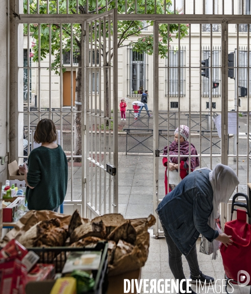 Distribution alimentaire pour les familles en grande précarité Ecole élémentaire Peyssonnel 2 à Marseille