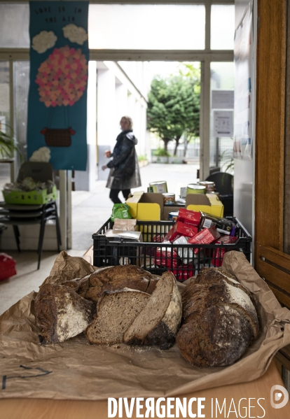 Distribution alimentaire pour les familles en grande précarité Ecole élémentaire Peyssonnel 2 à Marseille