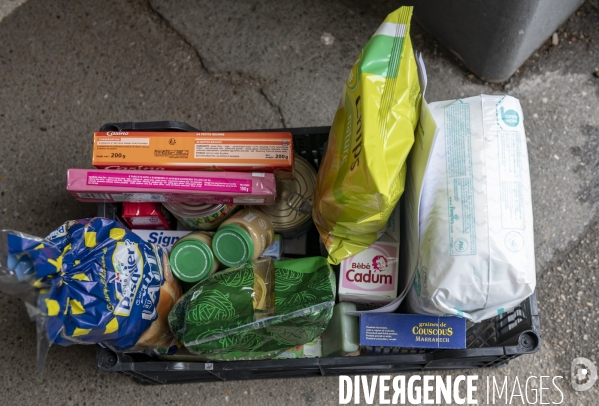 Distribution alimentaire pour les familles en grande précarité Ecole élémentaire Peyssonnel 2 à Marseille