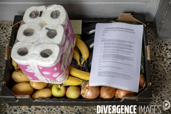 Distribution alimentaire pour les familles en grande précarité Ecole élémentaire Peyssonnel 2 à Marseille