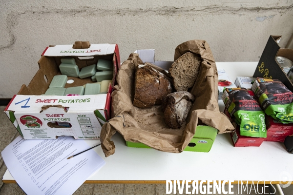 Distribution alimentaire pour les familles en grande précarité Ecole élémentaire Peyssonnel 2 à Marseille