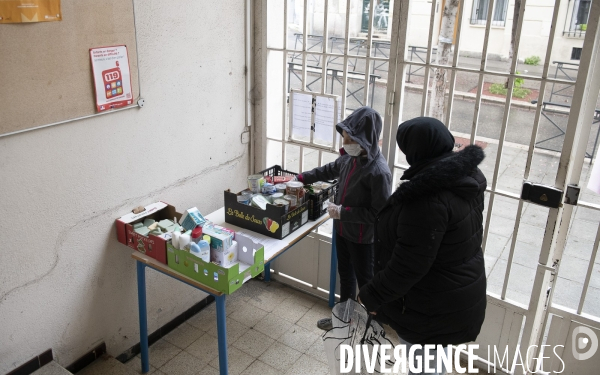 Distribution alimentaire pour les familles en grande précarité Ecole élémentaire Peyssonnel 2 à Marseille