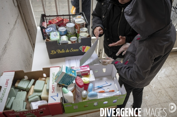 Distribution alimentaire pour les familles en grande précarité Ecole élémentaire Peyssonnel 2 à Marseille